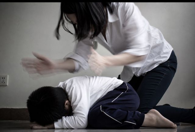 악기 심벌즈 치듯이 아이를 때리는 모습