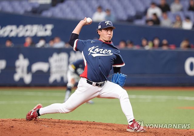 한국 유니폼 입은 예비투수 고바야시 다쓰토