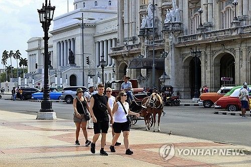 쿠바 구시가지를 걷는 관광객들