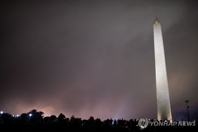 지난 2019년 독립기념일 축하 불꽃놀이 연기가 워싱턴 하늘을 뒤덮고 있는 모습