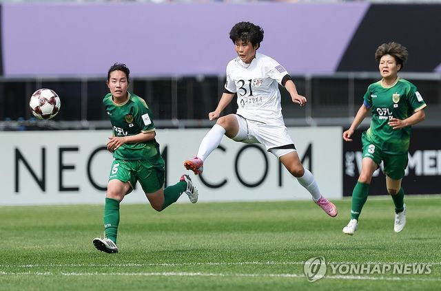 슛 시도하는 정금