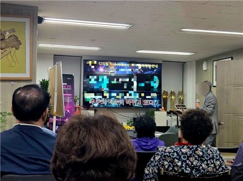 지난 11일 서울 관악구의 한 건물 사무실에서 비상장 코인 투자를 권유하는 'A 디지털 자산 거래소'의 투자 설명회가 열리고 있다. [촬영 박수현]