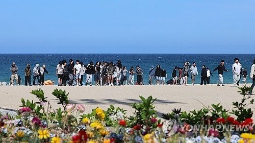 경포해수욕장에 수학여행 온 학생들