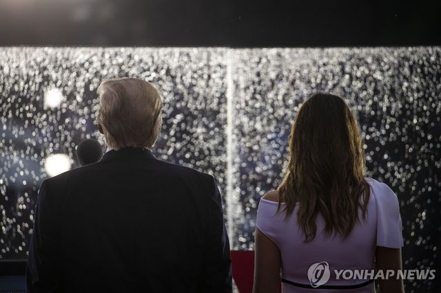 2019년 건국기념일에 백악관에서 폭죽놀이 행사를 지켜보는 도널드 트럼프 대통령과 부인 멜라니아