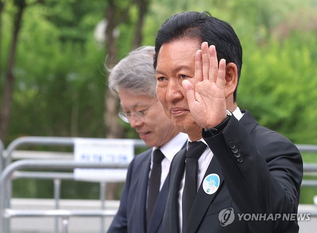 추도식 찾은 정청래 대표
