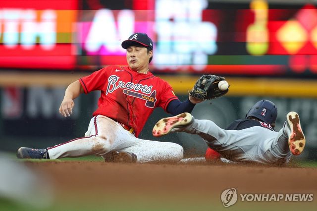 2루 도루 상황에서 포수의 송구를 받는 김하성 