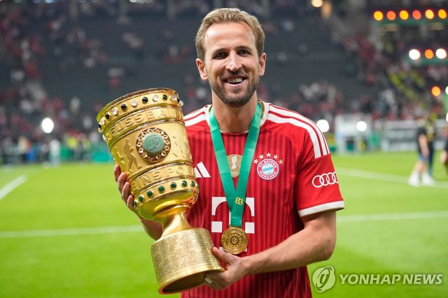 DFB 포칼 우승 트로피를 들고 웃은 해리 케인