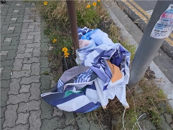 철거된 채 발견된 지방선거 후보자 현수막