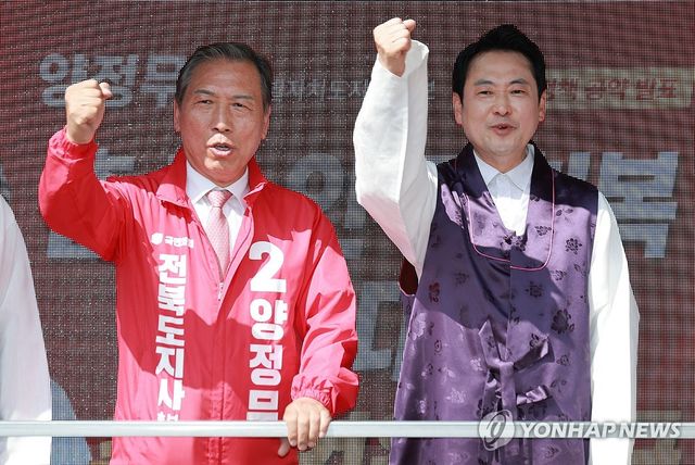 한복 입고 유세차량 오른 장동혁 상임선대위원장