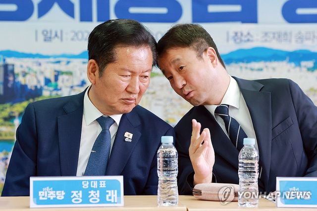 대화하는 민주당 정청래 대표와 한병도 원내대표