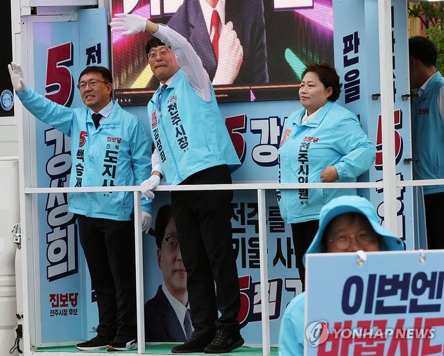공식선거운동 시작…인사하는 백승재 전북도지사 후보