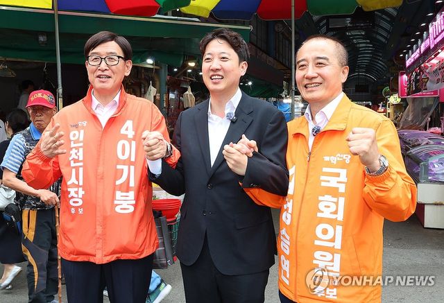 이준석 대표와 기념 촬영하는 이기붕 인천시장 후보