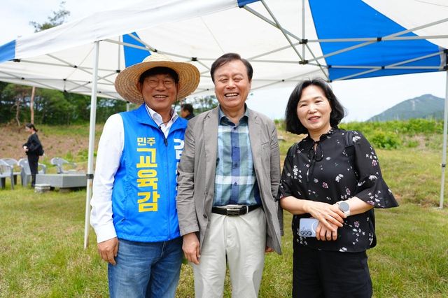 도종환(중앙) 시인 등과 기념 촬영을 하는 김성근 후보
