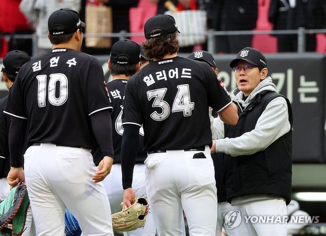 힐리어드 격려하는 이강철 감독