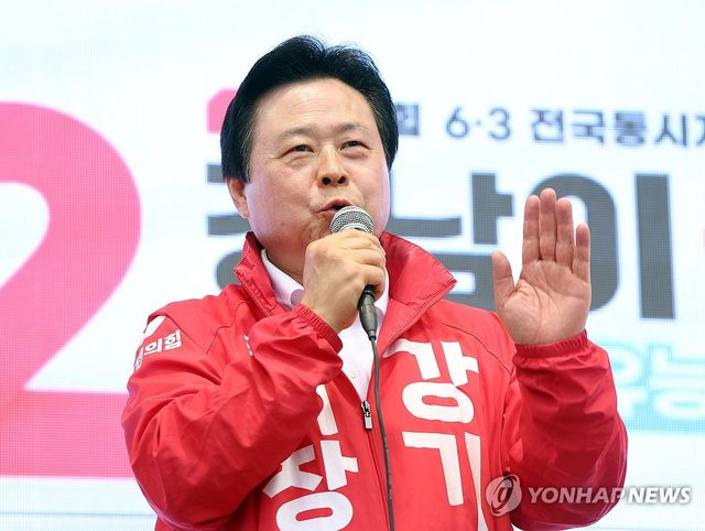 지난 21일 출정식에서 발언하는 강기윤 후보