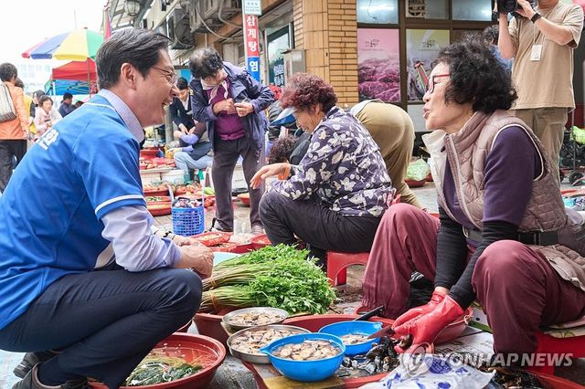 시장 상인과 대화 나누는 김경수 후보