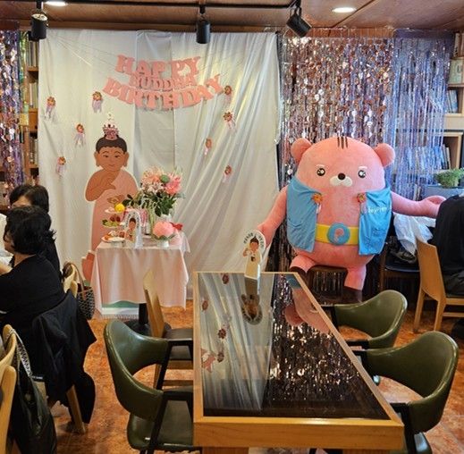 부처님 생신 카페 내부 모습