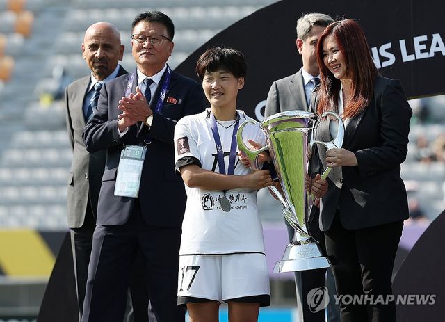 우승컵 든 내고향 김경영