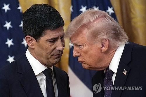 케빈 워시 신임 연준의장(왼쪽)과 트럼프 대통령