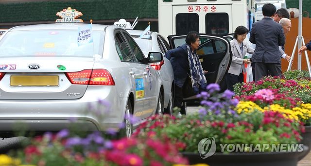택시 내리는 어르신들