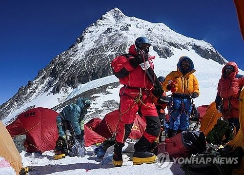 에베레스트 등정 준비하는 산악인들