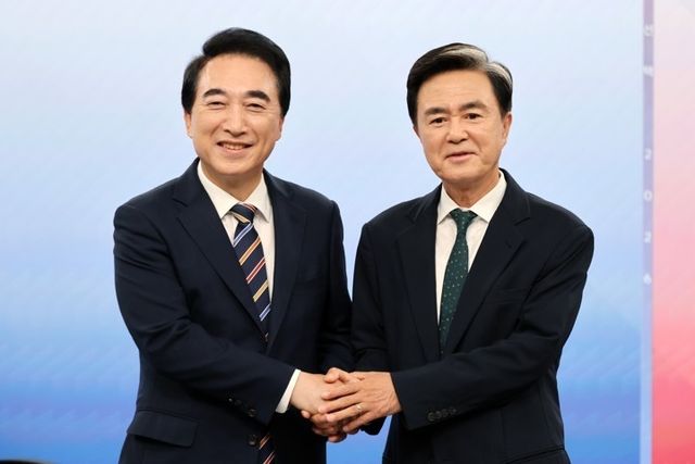 악수하는 박수현-김태흠