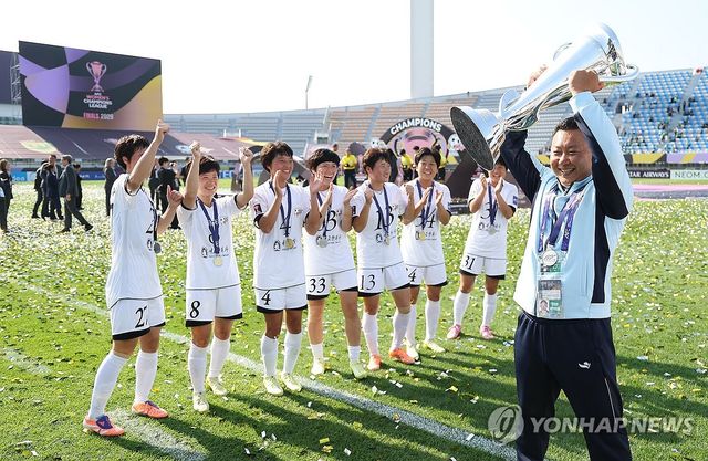 우승컵 들어올리는 내고향 리유일 감독