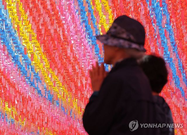부처님오신날 앞두고 조계사 찾은 시민들