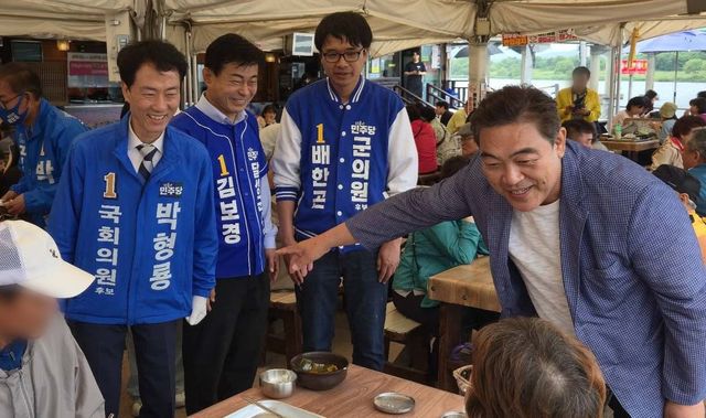 배우 이원종과 함께 유세 중인 박형룡 후보