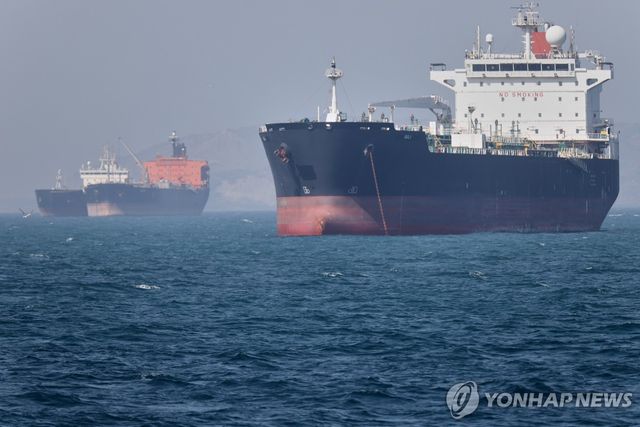 호르무즈 해협에 묘박한 유조선