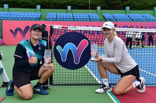2026 국제테니스연맹(ITF) 창원 국제대회 여자복식 우승자 임희래(오른쪽)와 김은채