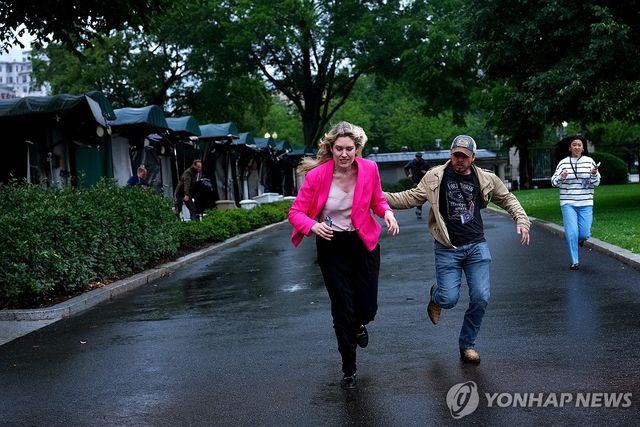 백악관 인근 총격에 대피 중인 기자단