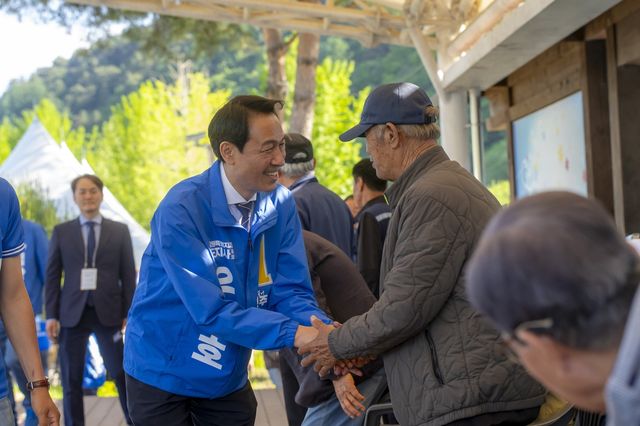 약수하는 우상호 후보