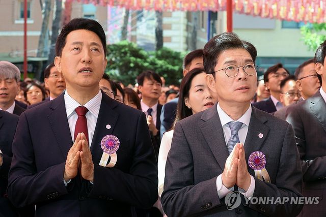 봉축법요식 참석한 정원오 후보와 오세훈 후보