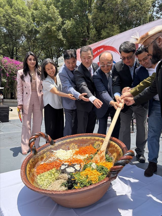 거대 비빔밥을 비벼라. 