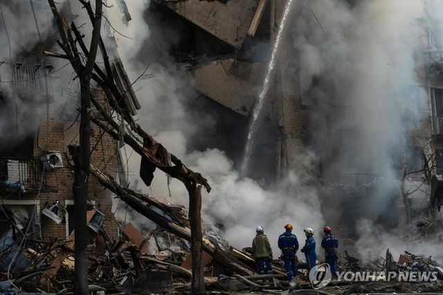 24일(현지시간) 러시아 공격으로 초토화된 키이우 아파트