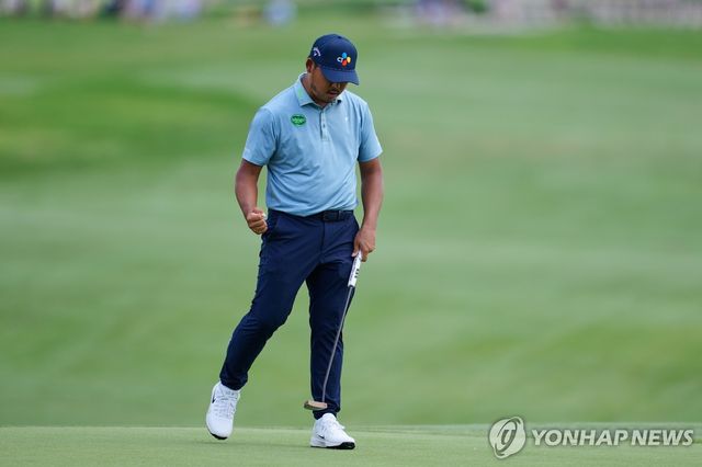 퍼트에 성공한 뒤 기뻐하는 김시우