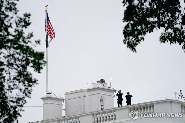 백악관 지붕 위에서 경계 근무 중인 비밀경호국 요원들