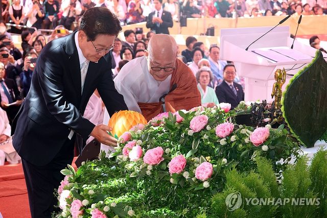 이재명 대통령, 봉축법요식 헌등