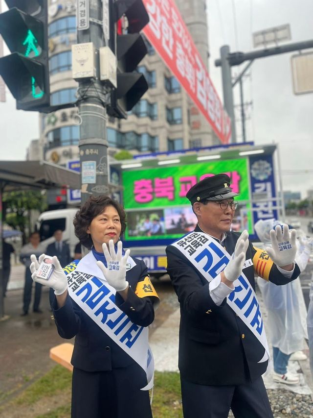 교복 유세하는 김진균 충북교육감 후보와 배우자