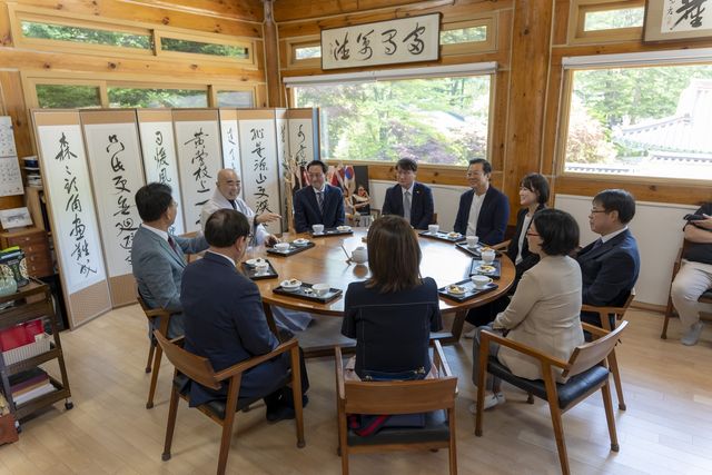 정념 스님과 환담하는 우상호 후보