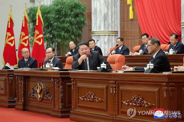 지난해 12월 열린 노동당 전원회의에 참석한 김정은 북한 국무위원장