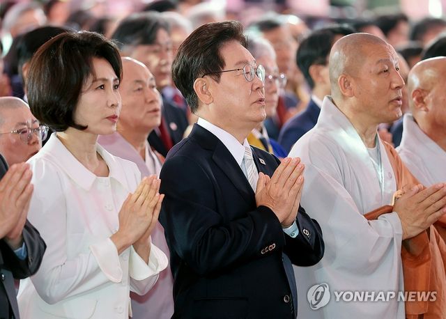 합장하는 이재명 대통령 부부와 참석자들
