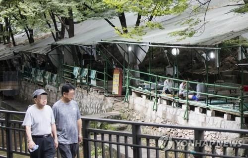 계곡에서 평상을 깔고 음식을 판매하는 불법 행위