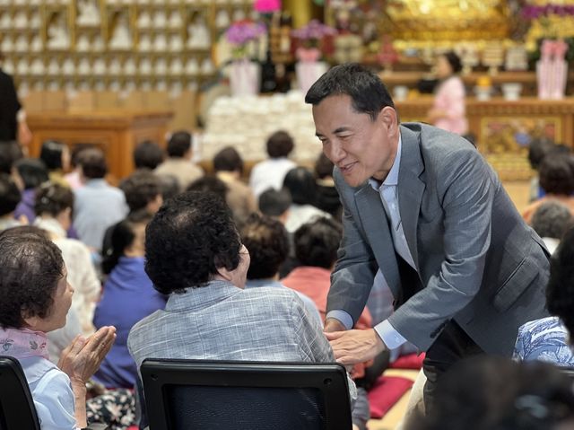 악수하는 김진태 후보