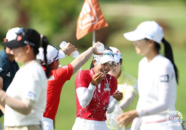 우승 축하 세리머니를 받은 짜라위 분짠