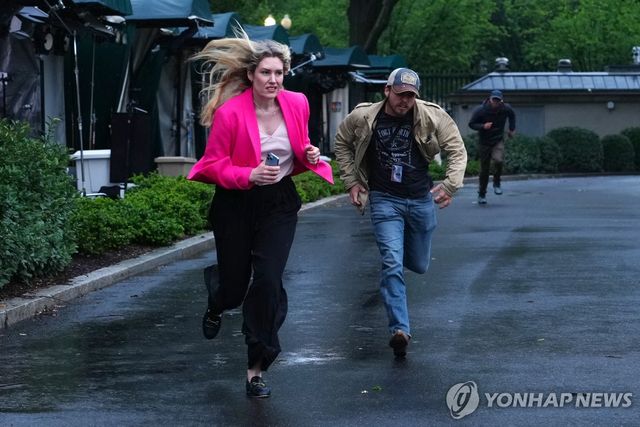 황급히 대피하는 기자들