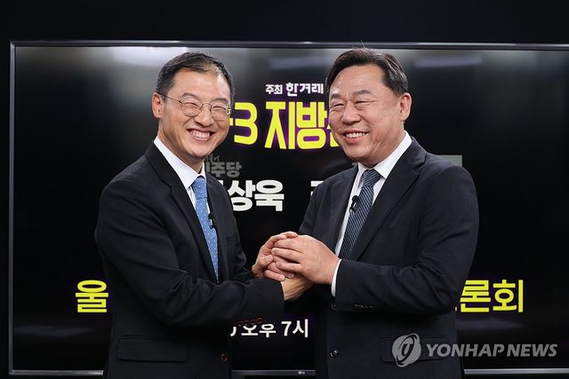손 맞잡은 김상욱·김종훈 울산시장 후보