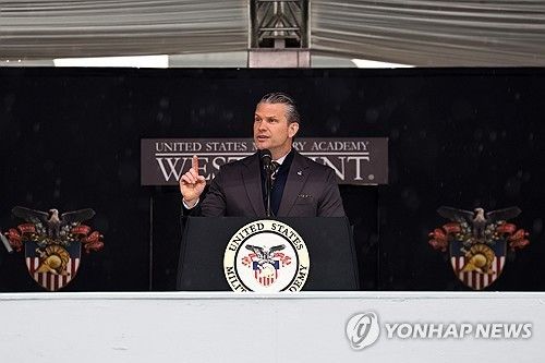 육사 졸업식서 연설하는 헤그세스 미 국방장관