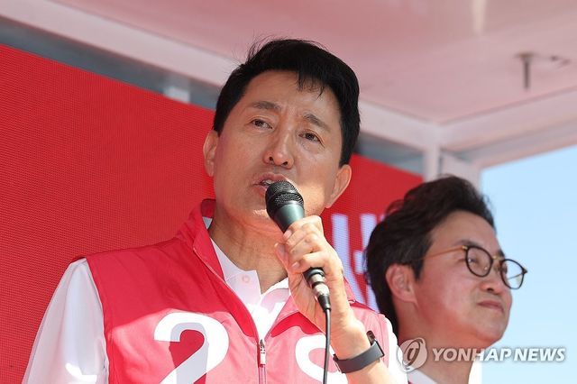 남성사계시장서 유세하는 오세훈 후보